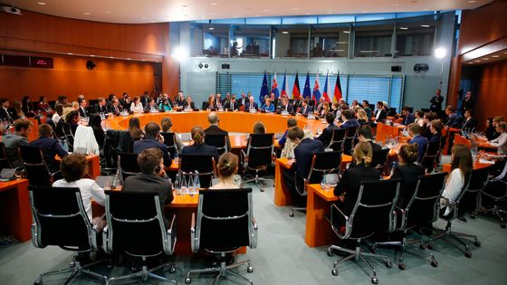 Czech Republic Prime Minister Bohuslav Sobotka, German Chancellor Angela Merkel and Slovakian Prime Minister Robert Fico discuss with school pupils of all three countries at the Chancellery in Berlin, Germany, on April 3, 2017. ©AFP - HANNIBAL HANSCHKE