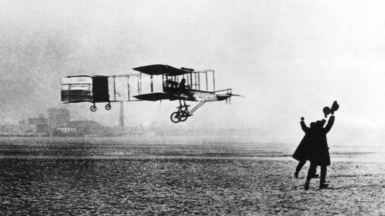 Le 13 janvier 1908, Henri Farman, au contrôle de son biplan Voisin réussit le premier vol de 1 000 mètres, en circuit fermé, au-dessus du champ de manœuvres d'Issy-les-Moulineaux ©AFP - HO / INTERCONTINENTALE / AFP