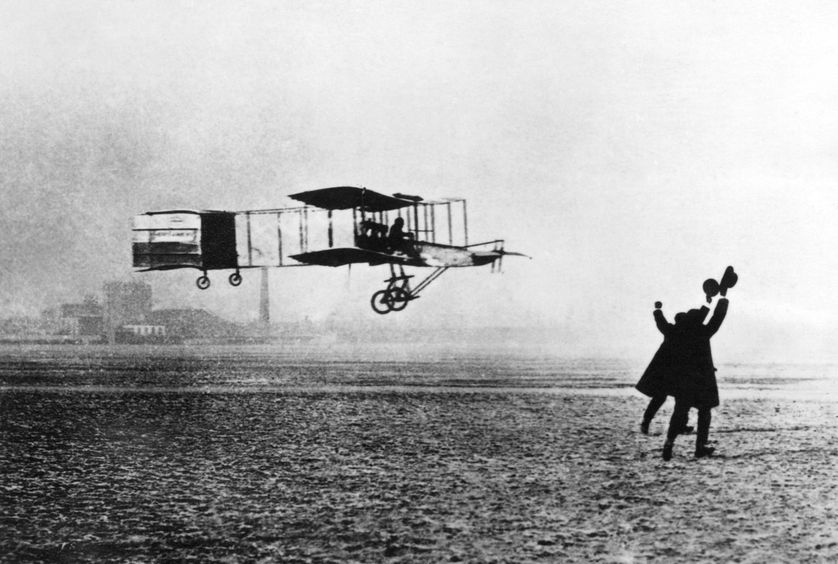 Le 13 janvier 1908, Henri Farman, au contrôle de son biplan Voisin réussit le premier vol de 1 000 mètres, en circuit fermé, au-dessus du champ de manœuvres d'Issy-les-Moulineaux