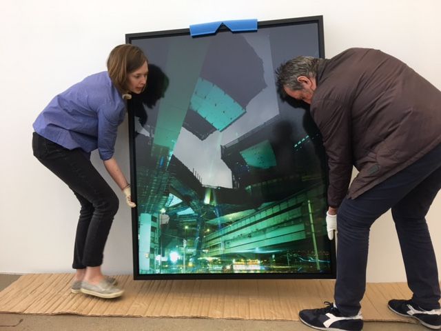 Leanne Sacramonne et Philippe Séclier pendant le montage de l'exposition "Autophoto" à la fondation Cartier