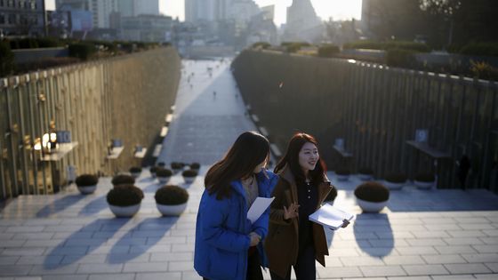 Des étudiantes quittant le campus souterrain d'Ewha à Séoul en Corée du Sud ©Maxppp - Kim Hong-Ji