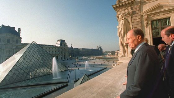 François Mitterrand contemple la pyramide du Louvre le jour de son inauguration, le 14 octobre 1988 ©AFP - AFP
