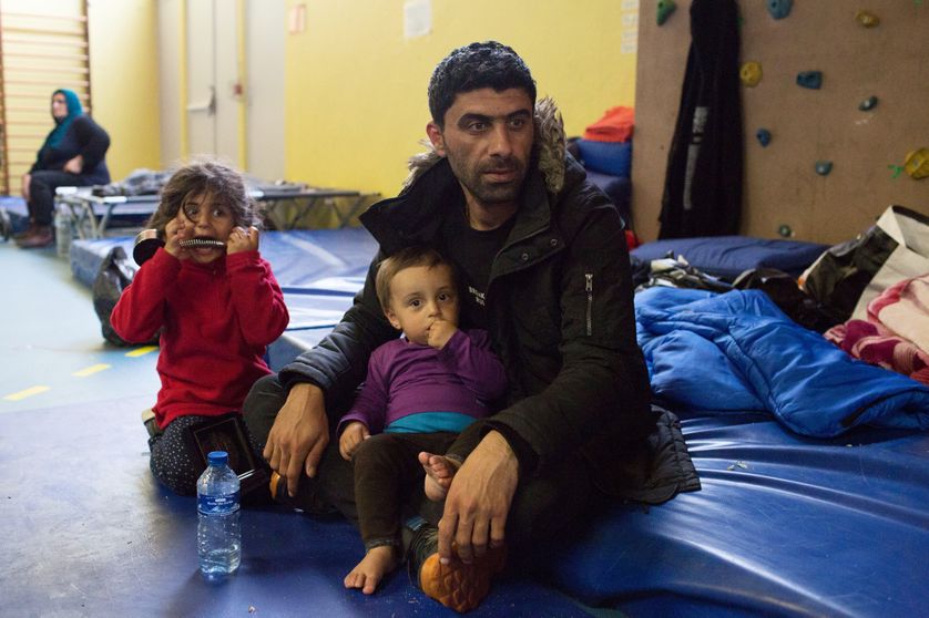 Des migrants ont trouvé un hébergement temporaire dans un gymnase à Grande-Synthe (Nord) après l'incendie qui a ravagé leur camp