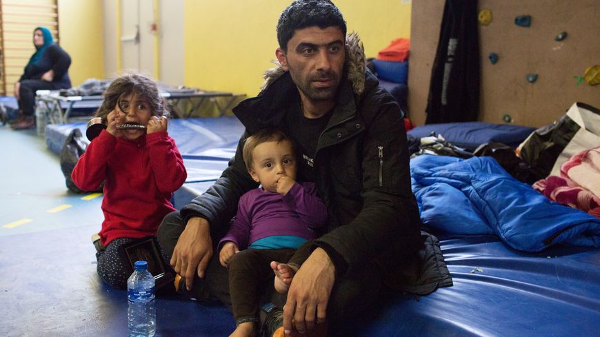 Des migrants ont trouvé un hébergement temporaire dans un gymnase à Grande-Synthe (Nord) après l'incendie qui a ravagé leur camp