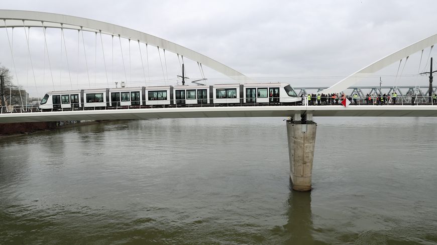 Le tram D sur le pont entre Strasbourg et Kehl.