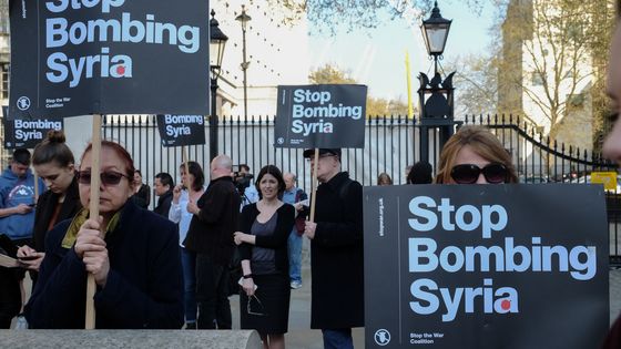 A Toronto et à Londres (ici sur Whitehall, face au siège du gouvernement), des pacifistes réunis sous la banniière "Stop the War Coalition" ont tenu à faire valoir leur message de Paix après l'intervention décidée par Donald Trump ©AFP - Jay Shaw Baker/NurPhoto