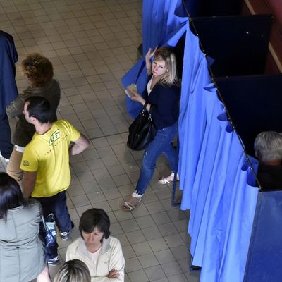 Dans un bureau de vote à Martres-Tolosane (Haute-Garonne)