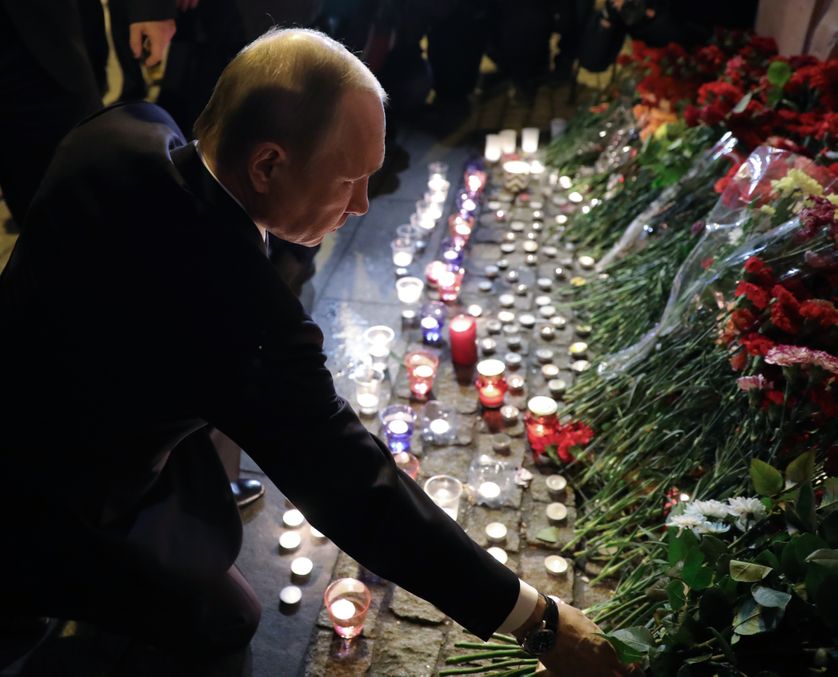 Vladimir Poutine dépose des fleurs en mémoire aux victimes de l'attentat du métro de Saint Petersbourg le 03 avril 2017.