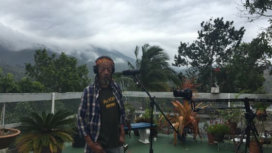 Kiddus I sur les hauteurs de Kingston dans le studio à ciel ouvert d'Inna de Yard - Elodie Maillot