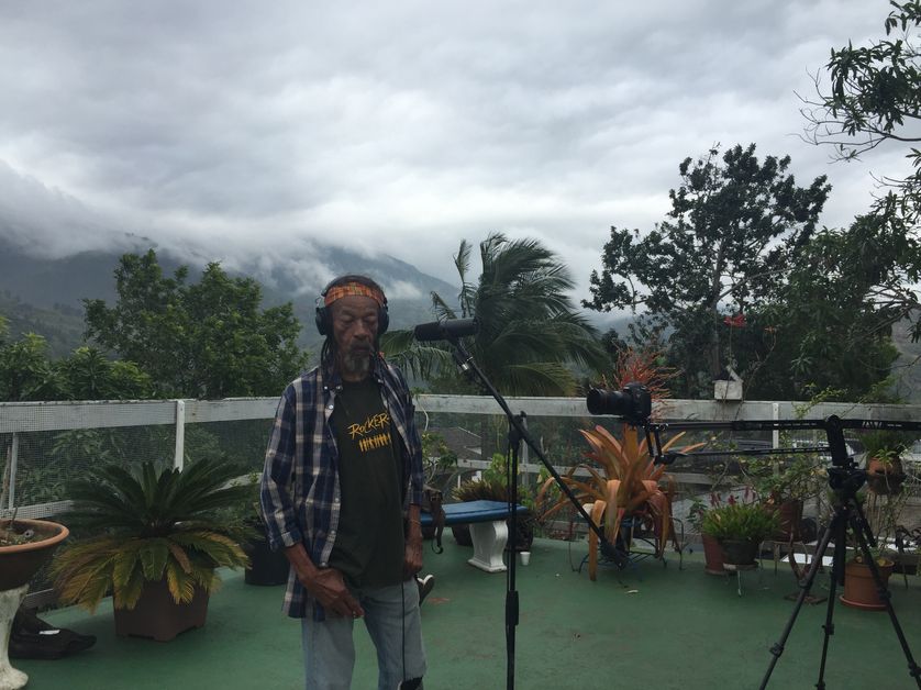 Kiddus I sur les hauteurs de Kingston dans le studio à ciel ouvert d'Inna de Yard