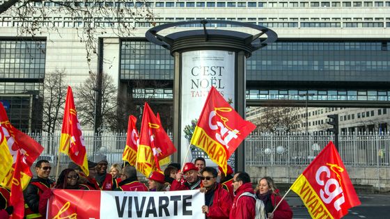 Manifestation des salariés de Vivarte devant Bercy le 5 janvier 2017. Emmanuel Macron a suivi le dossier quand il était ministre de l'économie. ©Maxppp - Bruno Levesque