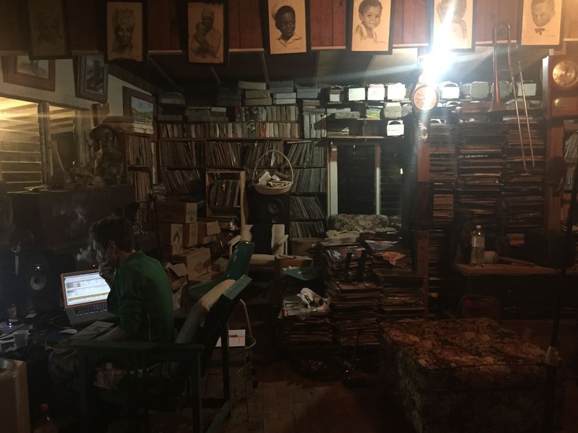 L'ingénieur du son Laurent Jais dans le studio d'Inna de Yard à Kingston