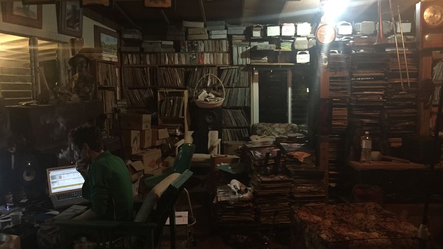 L'ingénieur du son Laurent Jais dans le studio d'Inna de Yard à Kingston