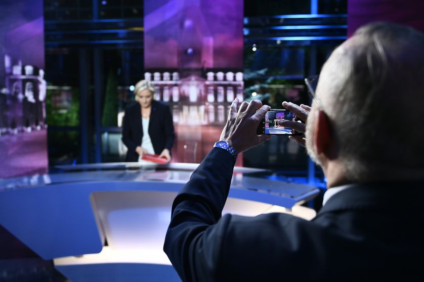 La candidate du Front national, prise en photo par l'un de ses soutiens, mardi 25 avril sur le plateau de TF1.