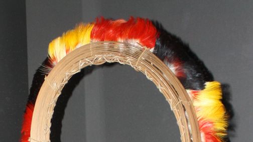 Amazonia maina headdress 1925-1936, Oriente Region, Ecuador. - Wikicommons / Uyvsdi