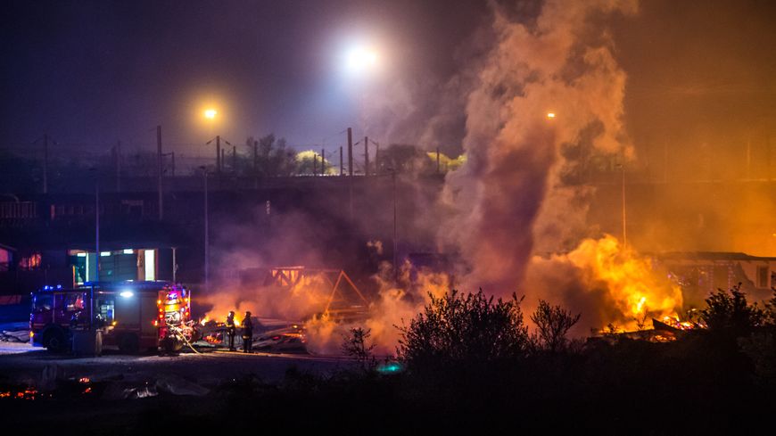 L'incendie a détruit 70% du camp de migrants de Grande-Synthe