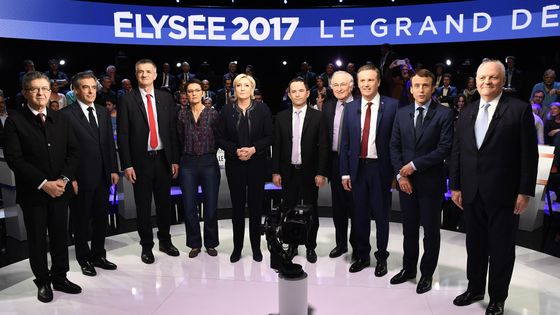 Dix des onze candidats à l'élection présidentielle avant le début du débat le 4 avril 2017. Philippe Poutou avait refusé de figurer sur la photo commune. ©AFP - Lionel BONAVENTURE / POOL