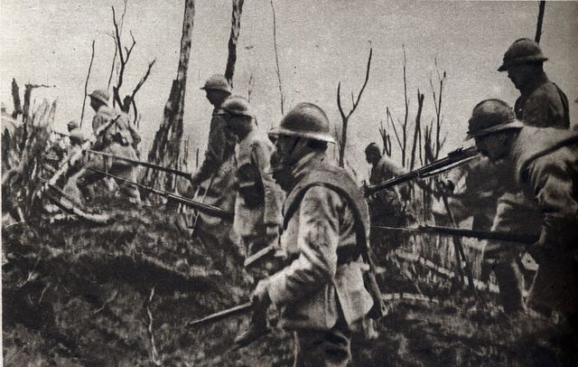 L'attaque des fantassins français sur le Mont des singes en Picardie (Chemin des Dames) dans le cadre de l'offensive Nivelle au printemps 1917