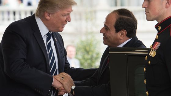 Donald Trump, a accueilli son homologue égyptien, Abdel Fattah Al-Sissi, avec la volonté affichée de ne pas aborder le sujet des droits de l’Homme. ©AFP - NICHOLAS KAMM