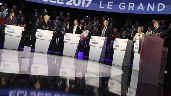 Le plateau du débat présidentiel sur BFMTV et CNews (4 avril 2017) ©AFP - LIONEL BONAVENTURE / POOL