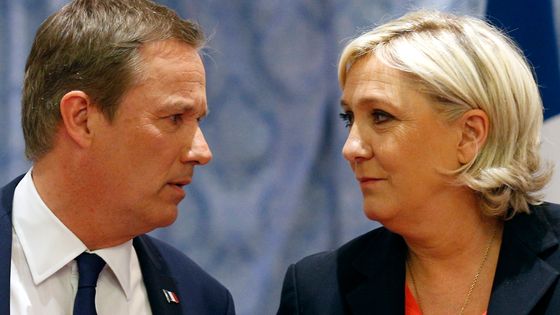 Nicolas Dupont Aignan et Marine Le Pen lors de leur conférence de presse du 29/04/17 ©AFP - GEOFFROY VAN DER HASSELT