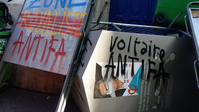 Devant le lycée Voltaire, dans le XIème arrondissement
