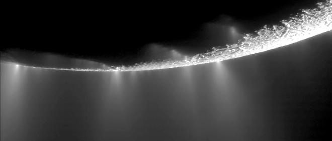 Des geysers de vapeur et de glace, détectés par la sonde Cassini, jaillissent au niveau du pôle sud d'Encelade.