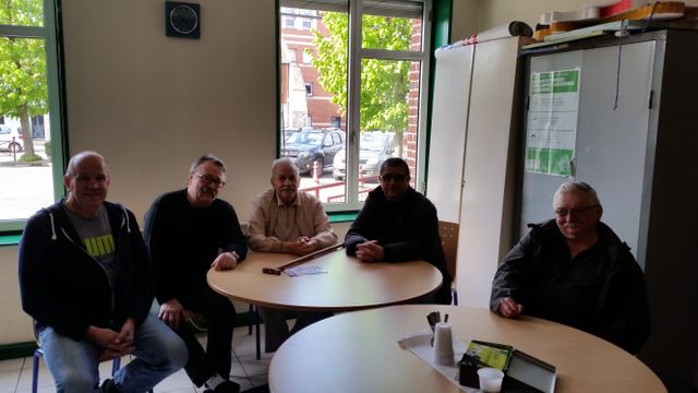 D'anciens ouvriers de Metal Europ Nord se réunissent chaque semaine dans un local de Courcelles-lès-Lens.
