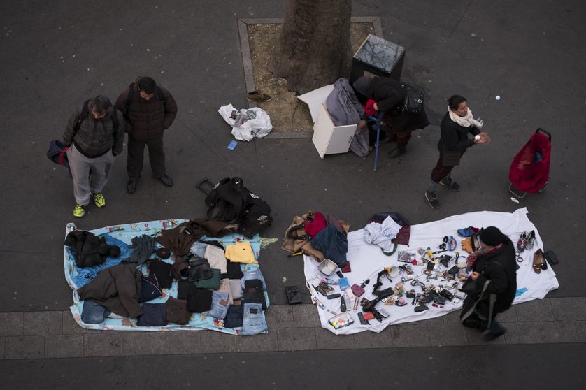 Vendeurs à la sauvette d'objets de récupération, Paris, 01/03/2017