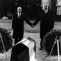 Le Chancelier Helmut Kohl et le président français François Mitterrand, lors d'une commémoration des morts de la Première Guerre mondiale à Douaumont (le 22 septembre 1984)