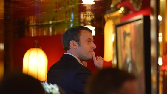 Emmanuel Macron, candidat à la présidentielle, au restaurant La Rotonde, à Paris, le 23 avril 2017 ©AFP - CITIZENSIDE / GILLES DELACOURD / CITIZENSIDE