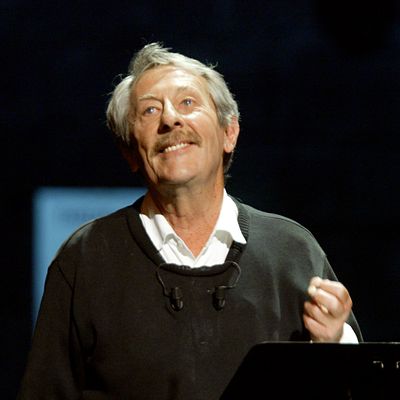 Le comédien Jean Rochefort se produit, lors de la 17e Nuit des Molières, le 12 mai 2003 au théâtre Mogador à Paris.