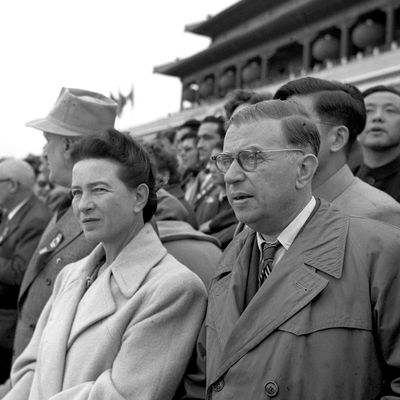 Simone de Beauvoir et Jean-Paul Sartre assistant à la cérémonie du 6ème anniversaire de la fondation de la Chine Communiste, le 1er octobre 1995 à Tiananmen square