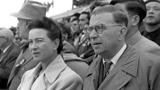 Simone de Beauvoir et Jean-Paul Sartre assistant à la cérémonie du 6ème anniversaire de la fondation de la Chine Communiste, le 1er octobre 1995 à Tiananmen square - Liu Dong'ao (Soucre : Xinhua News Agency / Wiki)