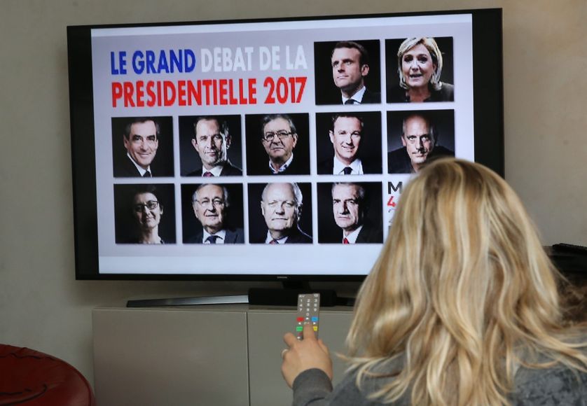 Une femme regarde le Grand débat Elysée 2017 à la télévision le 4 avril 2017