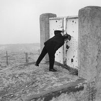 IRAN, Teheran e, 1997 Abbas Kiarostami sur le lieu de tournage du Goût de la cerise