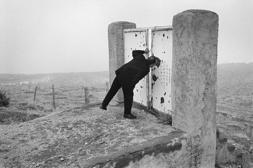 IRAN, Teheran e, 1997 Abbas Kiarostami sur le lieu de tournage du Goût de la cerise