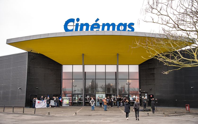Des partisans du Front National protestent avec des drapeaux français contre la projection du film "Chez nous" de Lucas Belveaux à Hénin-Beaumont, 22 février 2017