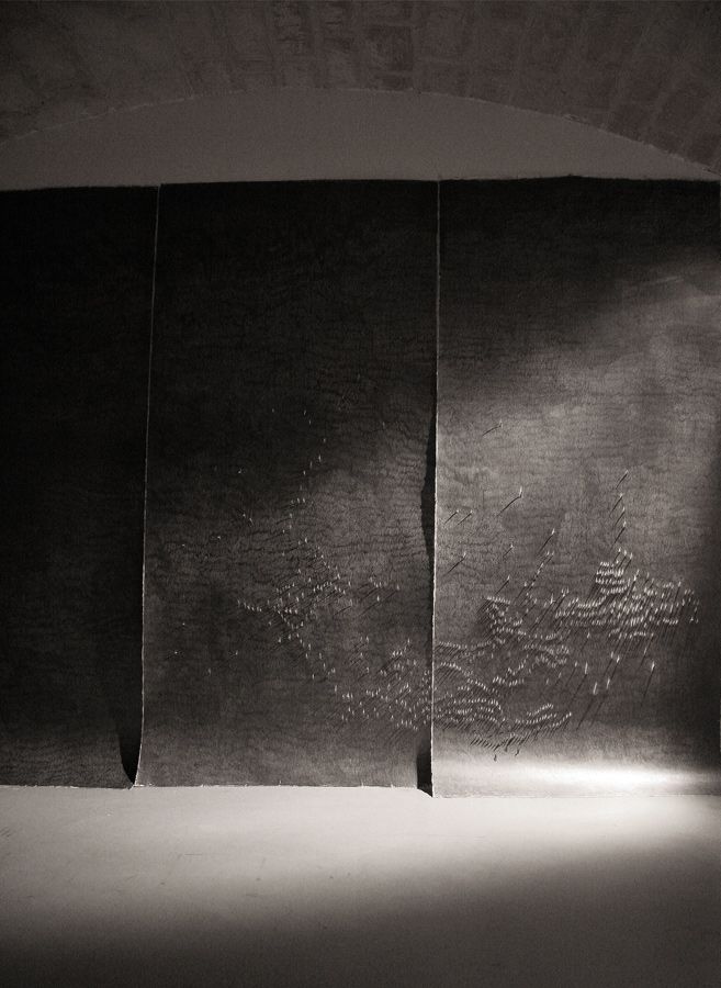 Untitled, 2014 Mine de plomb sur papier et incisions, 240 x 345 cm
