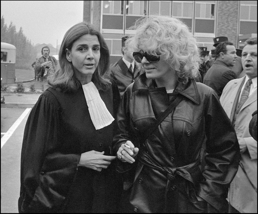 L'avocate Gisèle Halimi, en compagnie de l'actrice Delphine Seyrig, 11 octobre 1972 à Bobigny, lors du procès de Marie-Claire Chevalier, poursuivie pour avoir avorté.