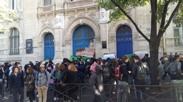 Devant le lycée Voltaire, le jeudi 27 avril
