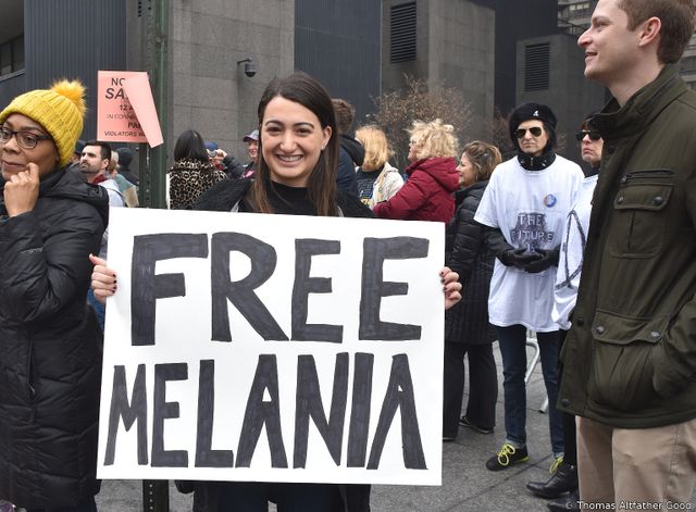Des panneaux appelant à "libérer Melania" ont fleuri lors des marches pour les femmes en janvier 2017