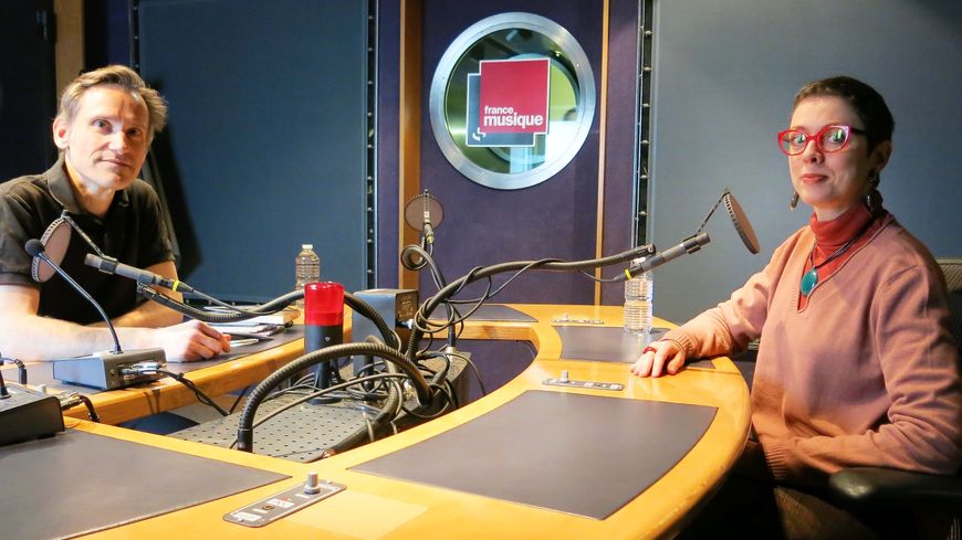 France Musique, studio 142... Philippe Venturini, producteur & Chantal Cazaux, musicologue et rédactrice en chef de L'Avant-Scène-Opéra (de g. à d.)