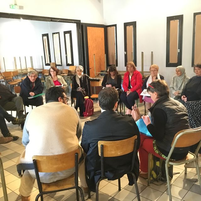 Roubaix CC Espaces de discussion et de mobilisation pour le habitants du quartier, les réunions de la "table du Pile" se poursuivent tant bien que mal, malgré une rupture du dialogue avec les pouvoirs publics il y a plusieurs mois