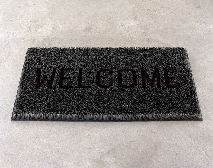 "Welcome", une œuvre de l'artiste Mona Hatoum, un paillasson fait d'aiguilles