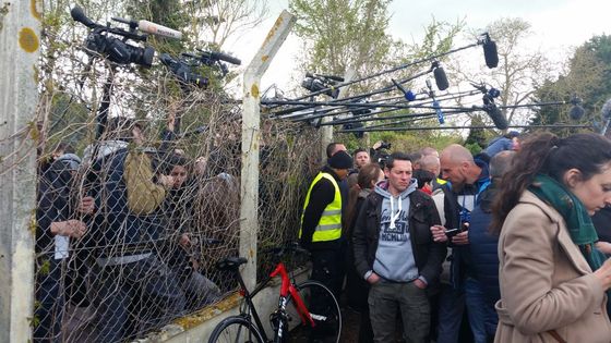 Pendant qu'Emmanuel Macron dialogue avec les salariés de Whirlpool, les caméras sont tenues à l'écart. ©AFP - Antoine Marette