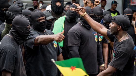 Des membres des "500 frères contre la déliquance", appartenant au collectif qui négocie avec le gouvernement en Guyane. (28 mars 2017, Cayenne) ©AFP - JODY AMIET