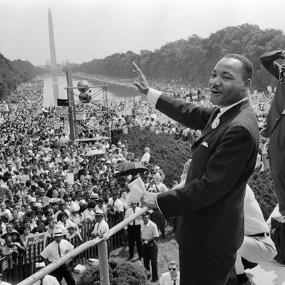 Martin Luther King prononçant son discours, sur les marches du Lincoln Memorial, lors de la Marche sur Washington pour l'emploi et la liberté, le 28 août 1963.