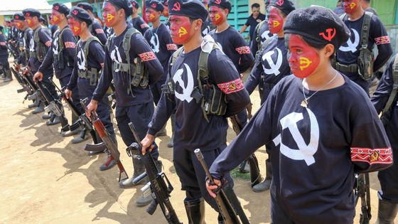 Sur l'île de Mindanao, dans la province du Davao del Sur, une aîle armée de l'opposition maoïste celébrait le 19 avril la capture de soldats gouvernementaux ©AFP - MANMAN DEJETO