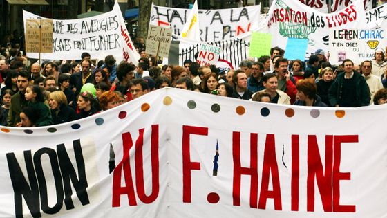 Cortège de manifestants appelant à faire barrage au Front national le 1er mai 2002 ©AFP - Eric Cabanis